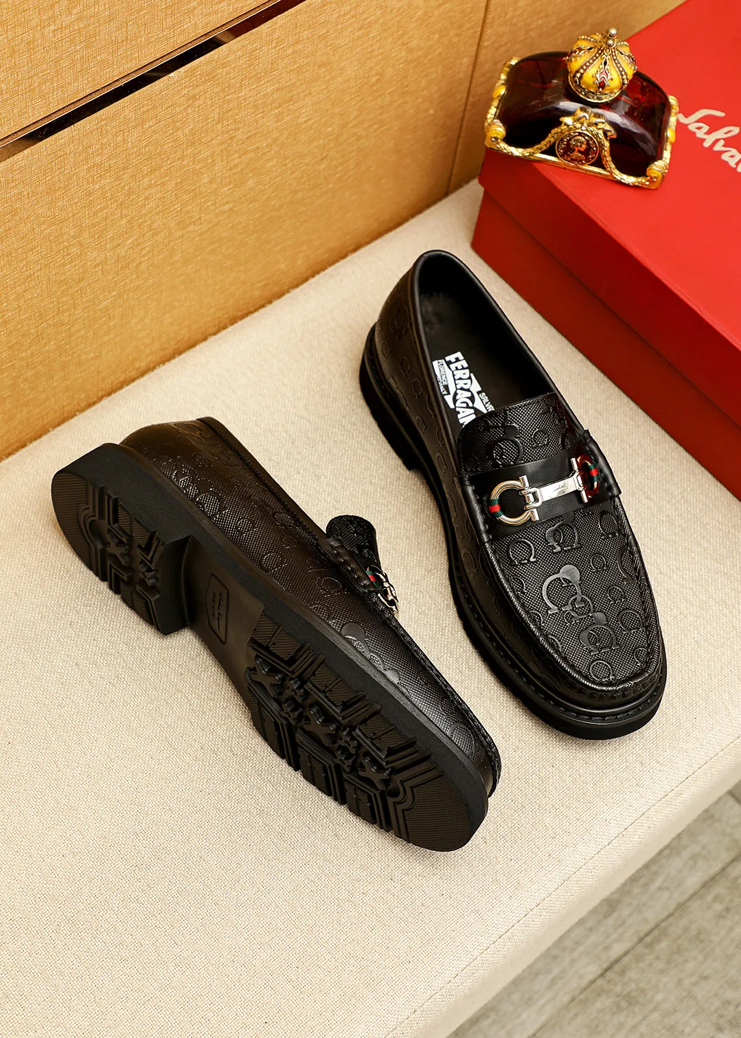 Men's shoes 💰520 💐 Product trademark: Ferragamo "Ferragamo" casual leather shoes Regular size: 38-44 (45.46🉑️customized) Product materials: Selected imported first-layer calfskin embossed upper + original hardware buckle, imported water-dyed cow leather lining. Strong three-dimensional visual effect, original outsole color: 1⃣️color optional